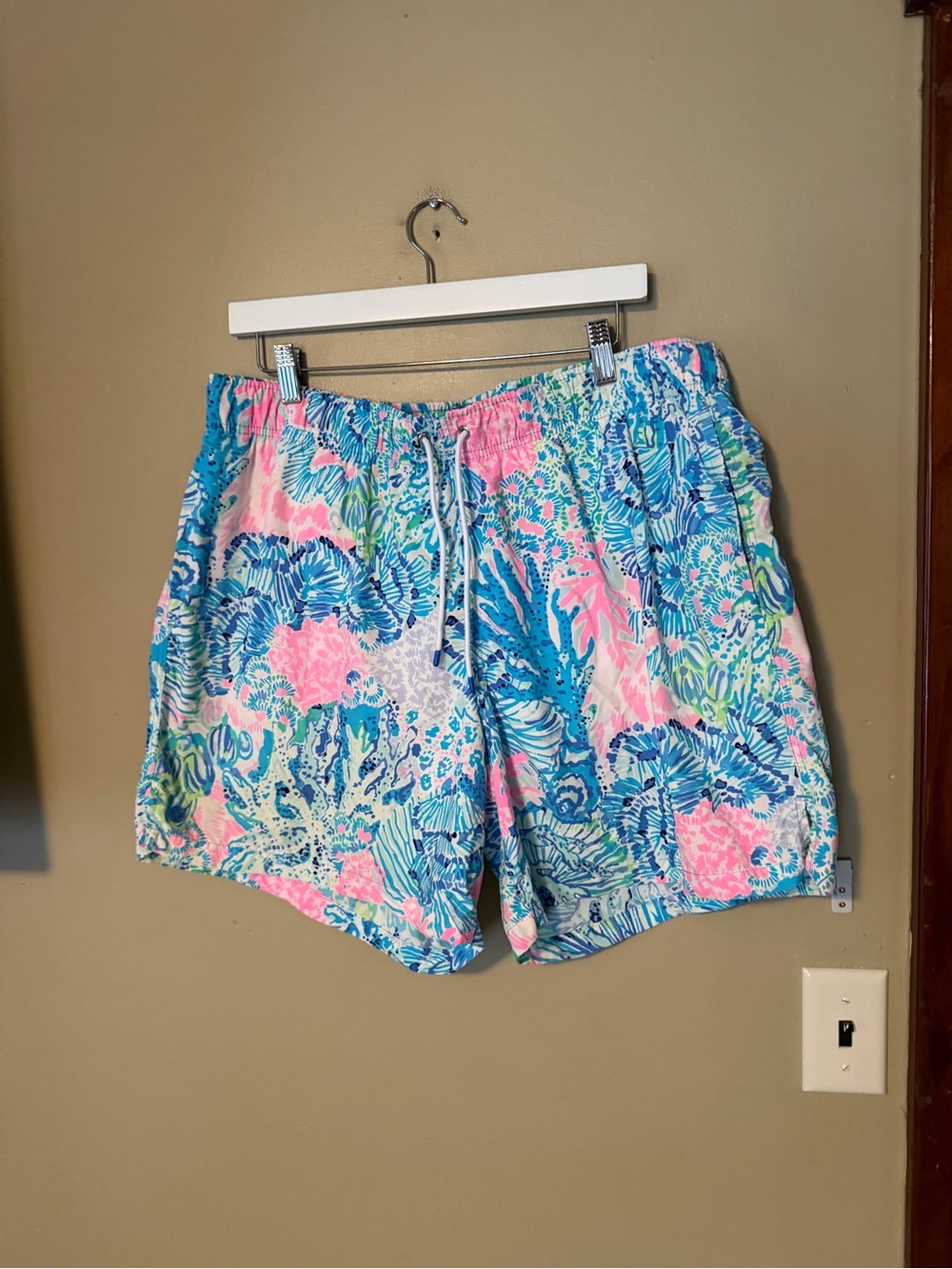 Lilly Pulitzer Men’s Blue & Pink Capri Trunk Swim Shorts - Picture 2 of 7